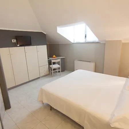 酒店 Roma 萨尔索马焦雷泰尔梅